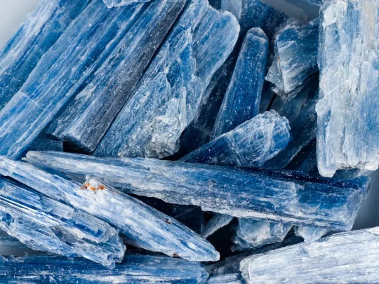 Kyanite Meaning: Healing Properties & Uses